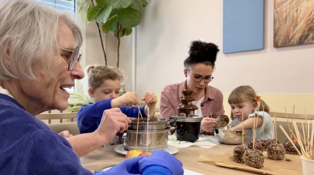 Gertraude Steinmann (links) freut sich über den Besuch der „MediKids“ auf der Station in der Uniklinik Halle.