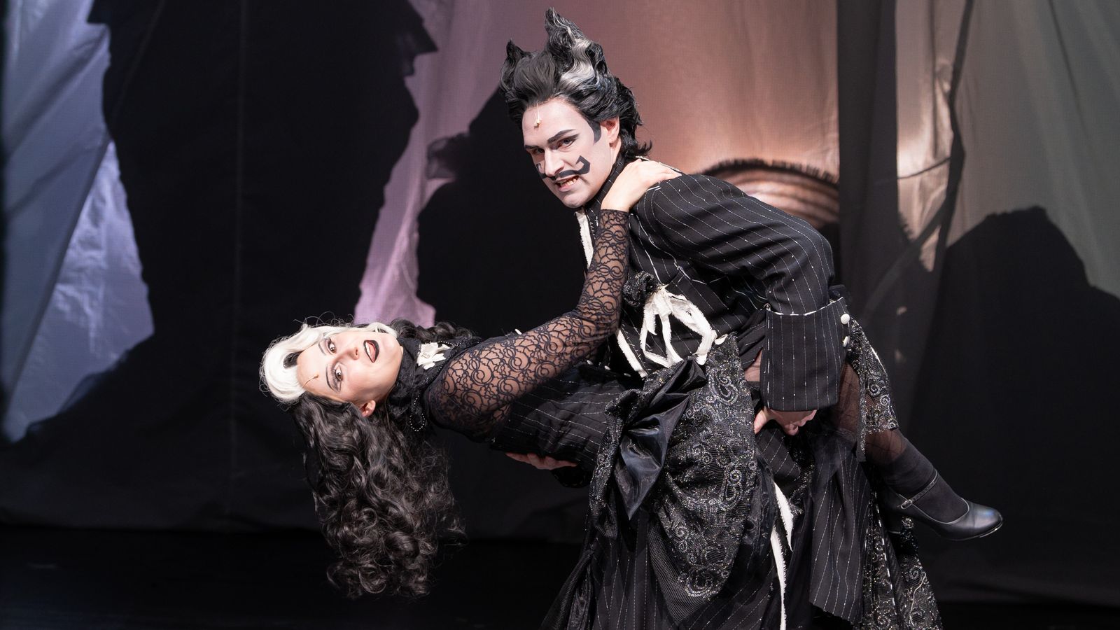 Wenn Paris, dann Kakerlaken: So amüsant ist die "Addams Family"