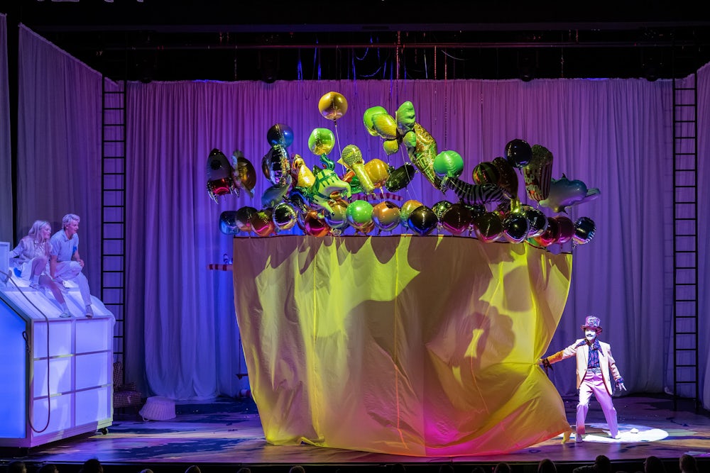 Viva Schudts Bühnenbild steckt voll schöner Erfindungen wie dieser Vorhang, der an Luftballons hängt.
