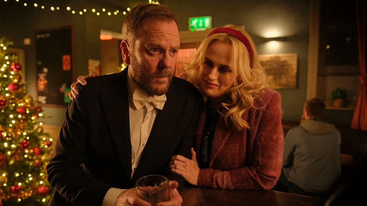 In 2 Tagen streamen: Trailer zur neuen Weihnachtskomödie mit "24"-Ikone Kiefer Sutherland als Ex-Actionheld - Kino News