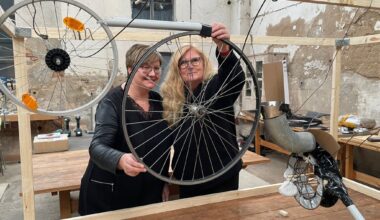 Naturgesetze an der „Chaos-Maschine“ begreifen: Katharina Zunder, Projektkoordinatorin beim Naturpark Unteres Saaletal (l.), und Fotografin Karin Böhme, die die Räume der historischen Mineralwasserfabrik Neuragoczy neu belebt hat und dort Umweltarbeit für Kinder anbietet, freuen sich über eine finanzielle Förderung für den Naturpark Unteres Saaletal.