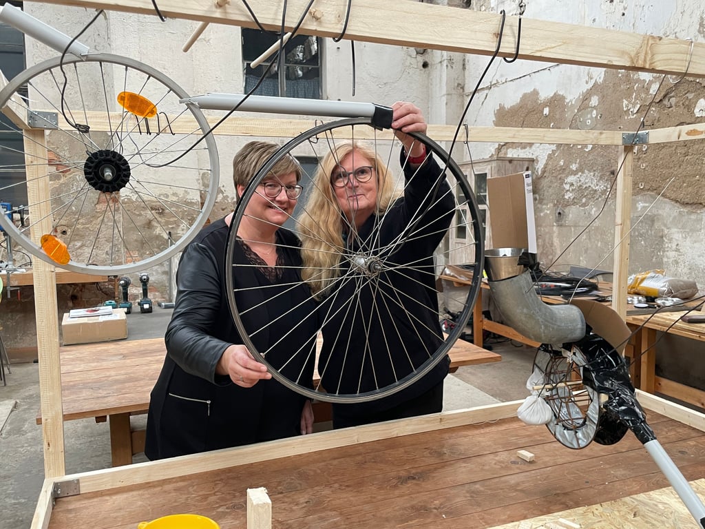 Naturgesetze an der „Chaos-Maschine“ begreifen: Katharina Zunder, Projektkoordinatorin beim Naturpark Unteres Saaletal (l.), und Fotografin Karin Böhme, die die Räume der historischen Mineralwasserfabrik Neuragoczy neu belebt hat und dort Umweltarbeit für Kinder anbietet, freuen sich über eine finanzielle Förderung für den Naturpark Unteres Saaletal.