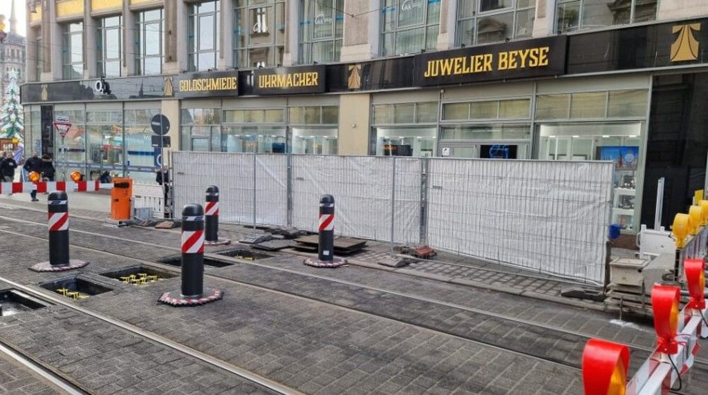 Ein Bauzaun in Kleinschmieden schränkt den Blick auf das dortige Juweliergeschäft stark ein.