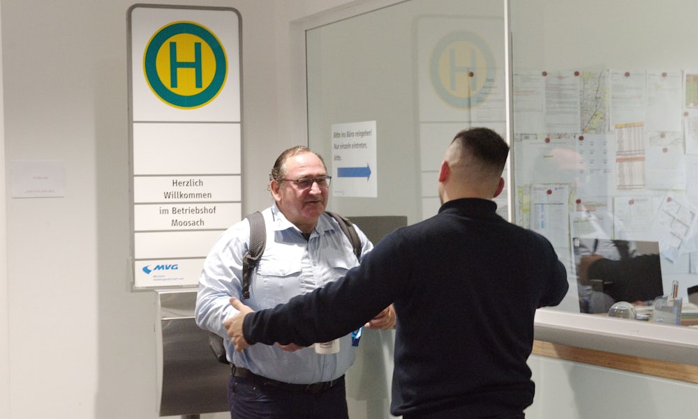 Am Betriebshof in Moosach herrscht Kommen und Gehen: Von hier starten viele Buslinien, hier werden die Fahrzeuge betankt, gereinigt und gewartet – hier sitzt auch die Verwaltung.