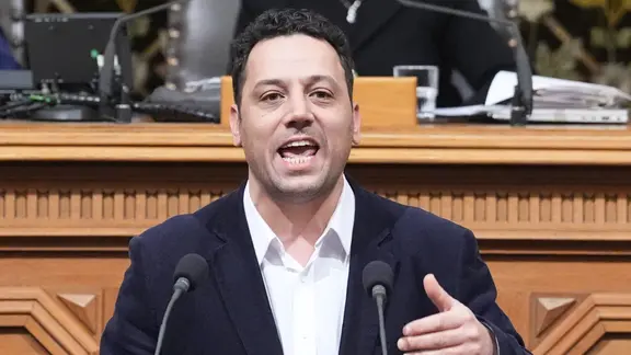 Deniz Celik (Die Linke) spricht während einer Sitzung der Hamburgischen Bürgerschaft.