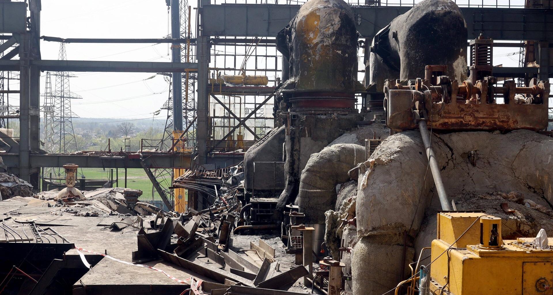 Verkohlte, beschädigte und mit Trümmern übersäte Rohre und Anlagen eines Kraftwerks in der Ukraine.