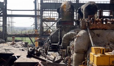 Verkohlte, beschädigte und mit Trümmern übersäte Rohre und Anlagen eines Kraftwerks in der Ukraine.