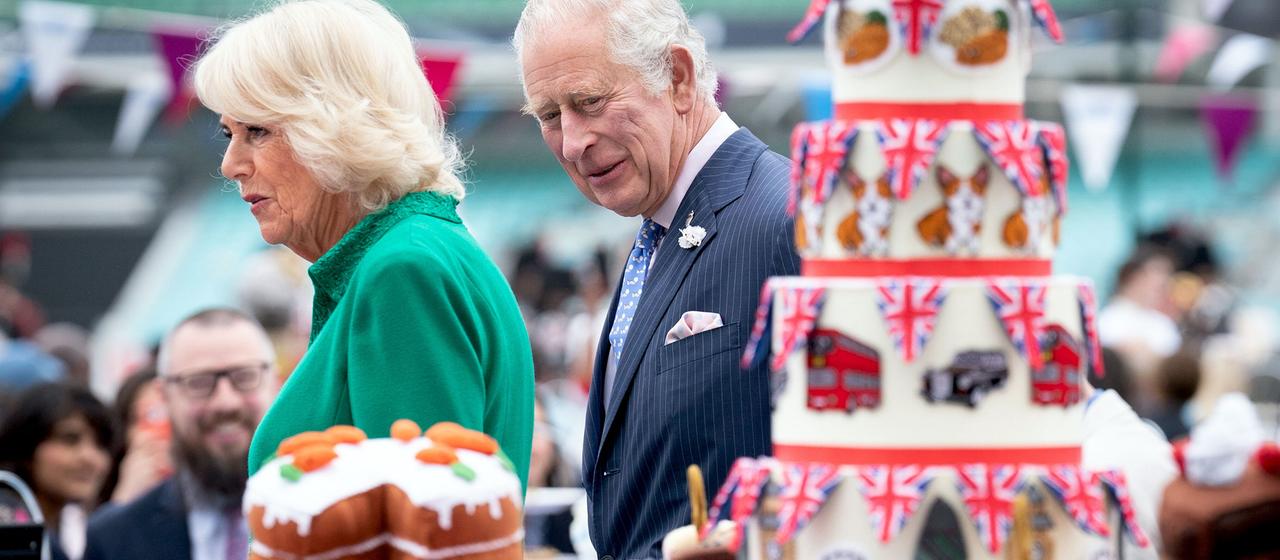 Charles und Camilla (2022) am vierten Tag der Feierlichkeiten zum Platinjubiläum am „Big Jubilee Lunch“ auf dem Oval Cricket Ground in London.