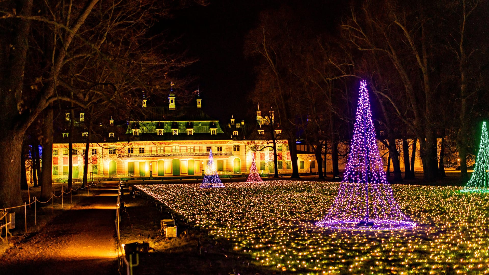 Christmas Garden Dresden im Park von Schloss Pillnitz (Archivbild): Bis Mitte Januar ist die Lichtinstallation hier aufgebaut. Christmas Garden Dresden im Park von Schloss Pillnitz (Archivbild): Bis Mitte Januar ist die Lichtinstallation hier aufgebaut.