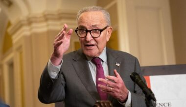 Chuck Schumer, Minderheitenführer im US-Senat, gestikuliert beim Sprechen