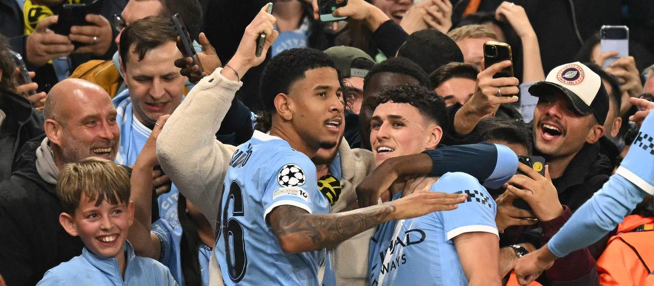 Phil Foden jubelt mit den Fans nach seinem Treffer