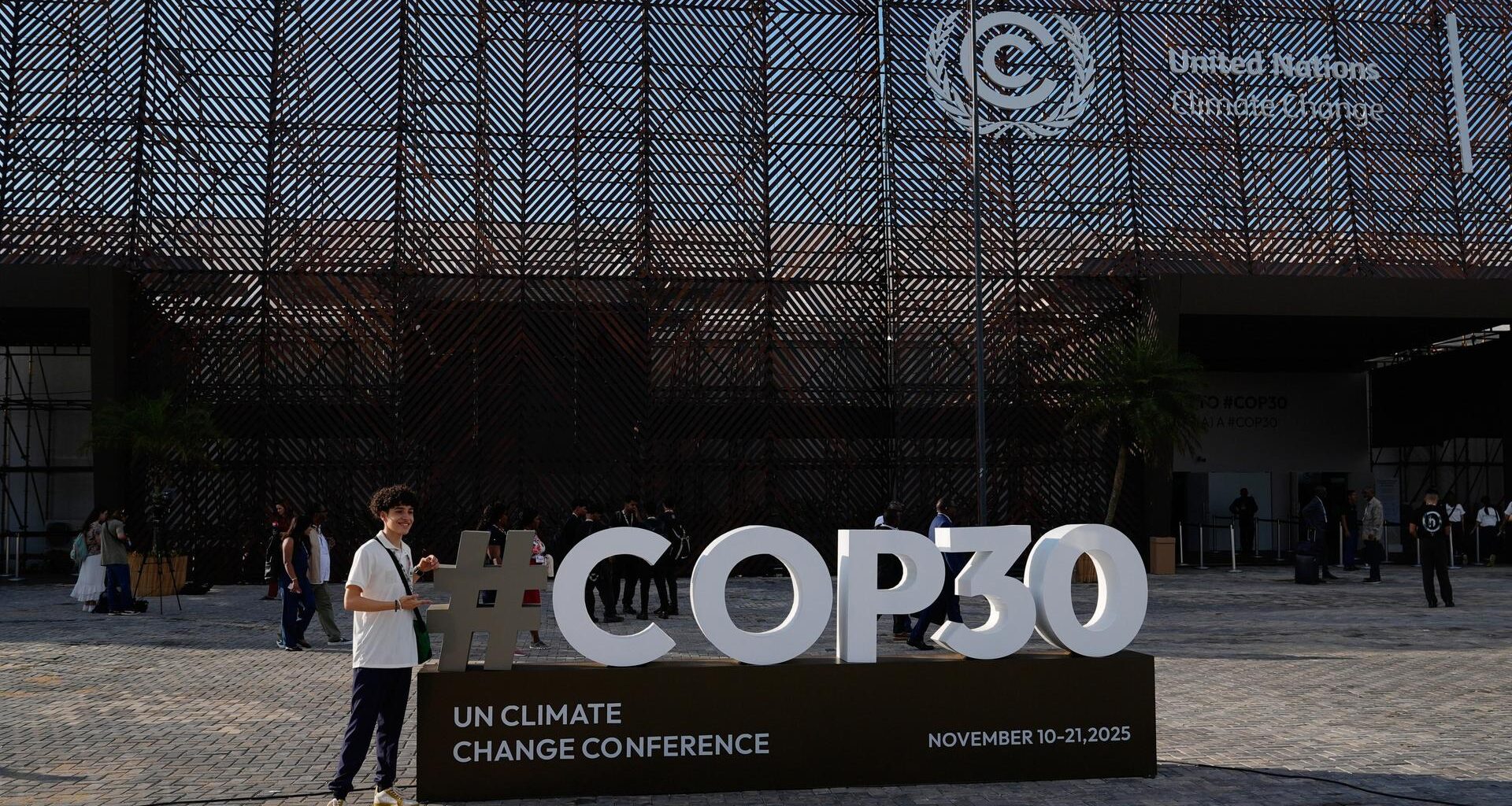 Eine Person posiert für ein Foto mit einem Schild für den COP30-Klimagipfel der Vereinten Nationen am 8. November 2025, in Belém, Brasilien
