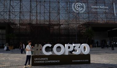 Eine Person posiert für ein Foto mit einem Schild für den COP30-Klimagipfel der Vereinten Nationen am 8. November 2025, in Belém, Brasilien