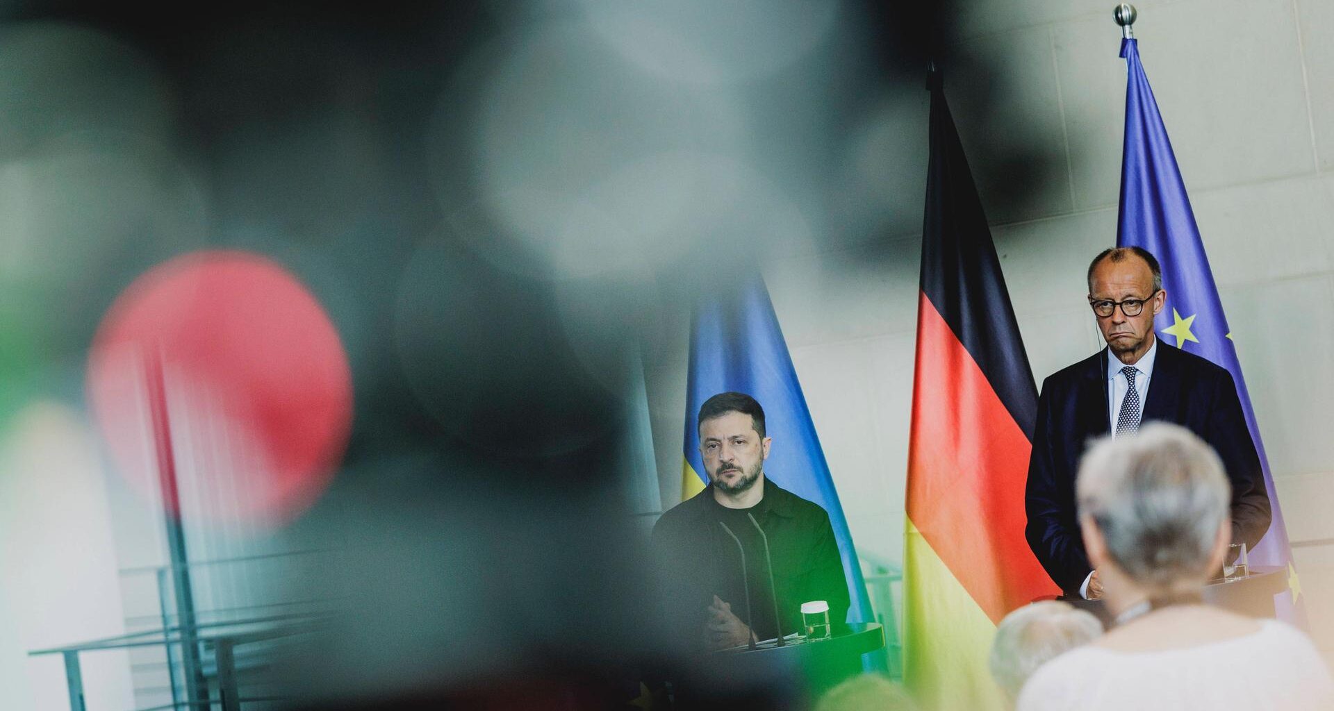 (R-L) Friedrich Merz (CDU), Bundeskanzler, und Wolodymyr Selenskyj, Praesident der Ukraine, aufgenommen im Rahmen einer Pressekonferenz nach einem gemeinsamer Videoschalte mit dem amerikanischen Praesidenten zum Gipfeltreffen der USA mit Russland am…