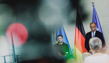 (R-L) Friedrich Merz (CDU), Bundeskanzler, und Wolodymyr Selenskyj, Praesident der Ukraine, aufgenommen im Rahmen einer Pressekonferenz nach einem gemeinsamer Videoschalte mit dem amerikanischen Praesidenten zum Gipfeltreffen der USA mit Russland am…