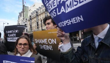 Demonstranten halten Plakate vor dem Kaufhaus BHV in Paris, wo der Fast-Fashion-Gigant Shein am 5. November 2025 seine erste permanente Filiale eröffnet hat.