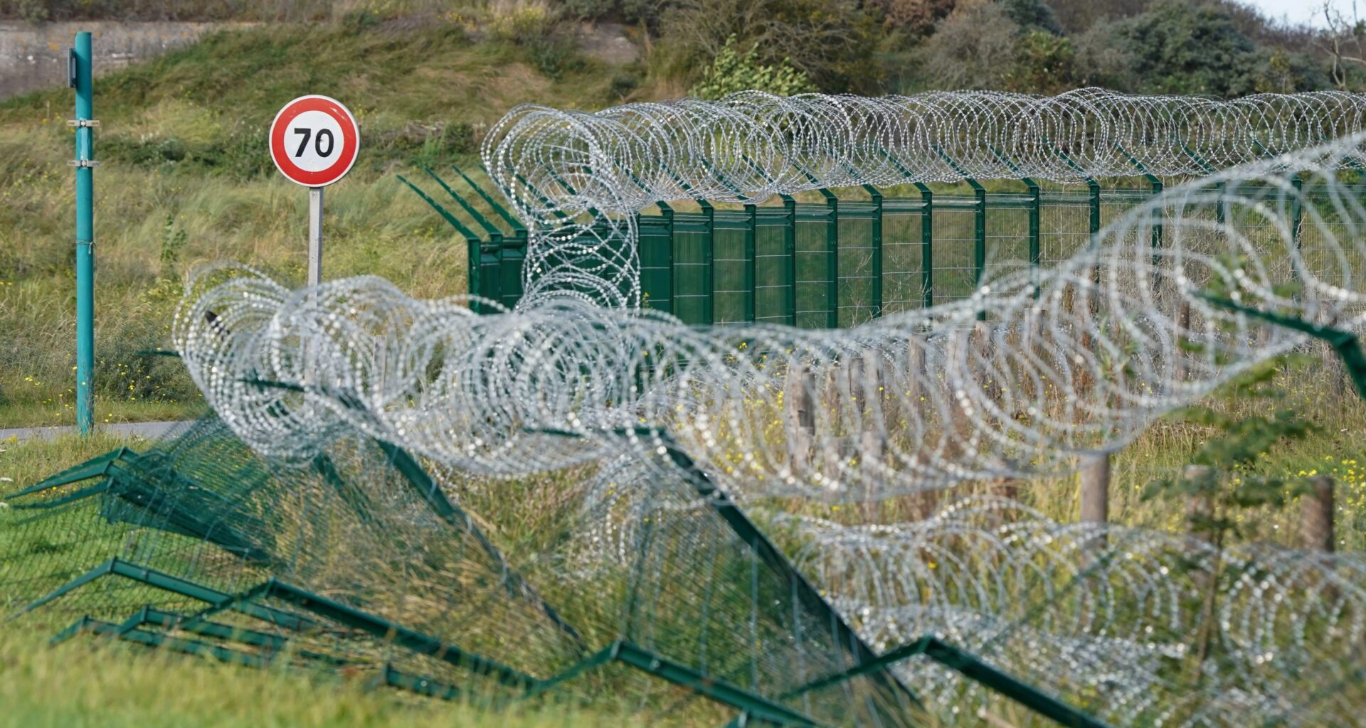 Frankreich baut 3 Meter hohen Zaun gegen Migranten: Wer bezahlt dafür?