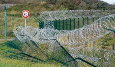 Frankreich baut 3 Meter hohen Zaun gegen Migranten: Wer bezahlt dafür?