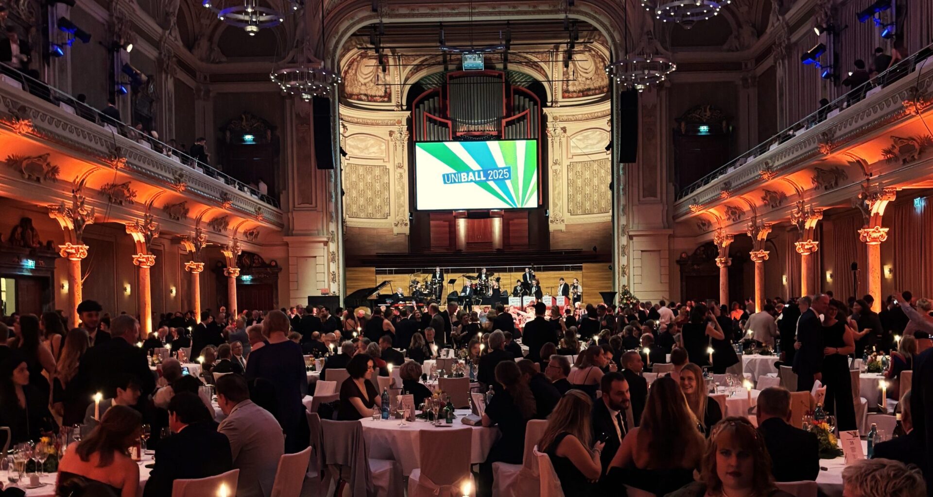 Die Stadtzeitung - Der UNI-Ball ist an seine Kapazitätsgrenze gestoßen