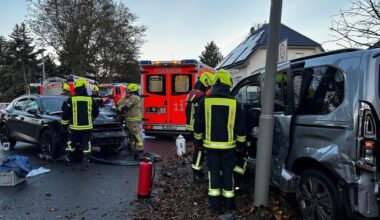 Berliner Feuerwehr befreit eingeklemmte Person nach Autounfall
