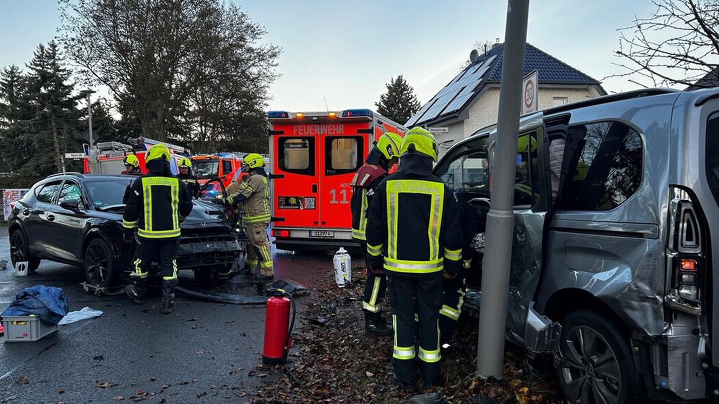 Berliner Feuerwehr befreit eingeklemmte Person nach Autounfall