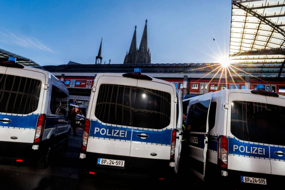 Köln | Massenschlägerei: Fans von Schalke und Dortmund prügeln sich
