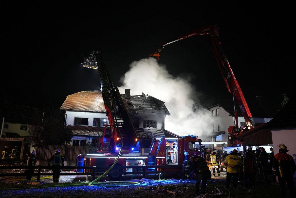Geisenfeld | Explosionsgeräusch: Wohnhaus brennt - Bewohner vermisst