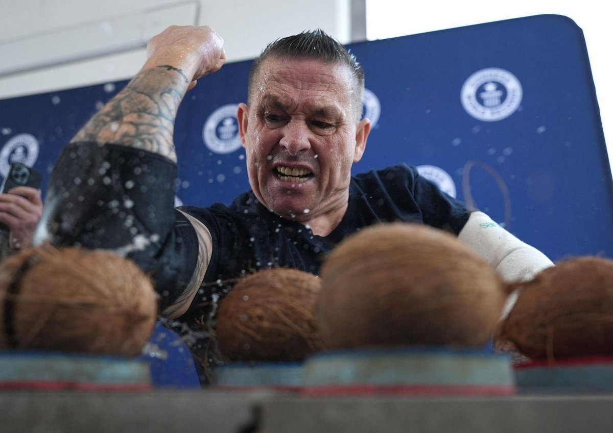 Hamburg | Kokosnüsse zerschlagen und Eier mit Essstäbchen fangen