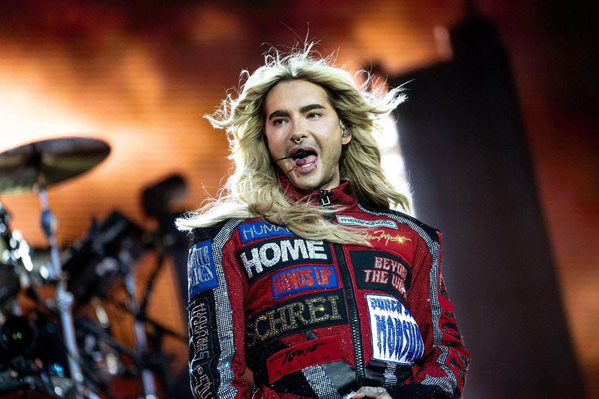 Köln | Bill Kaulitz klettert bei Live-Krimi aus der rosa Torte