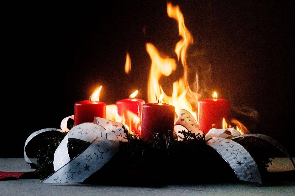 München/Hamburg | Vorbeugen: Damit auf dem Adventskranz nur die Kerzen brennen