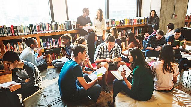 Uni-Hochschule-Bibliothek-Lehre-Studium Studenten lernen in einer Bibliothek.