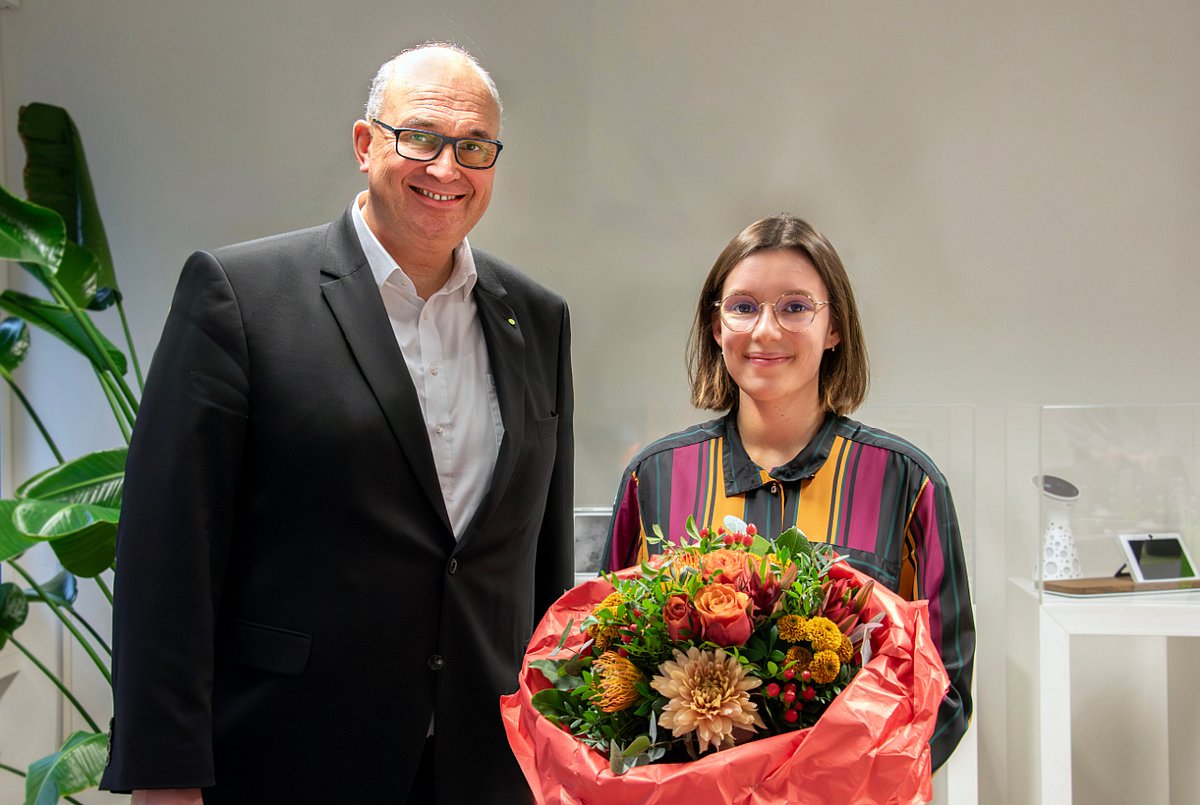 Französische Studentin Camilie Piaumier für akademische und gesellschaftliche Leistungen geehrt