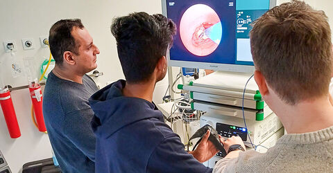 Übungen an Schweinehaut, Schweinetrachea und mit Fakeblut bei den Hannover Thorakale Endoskopie-Tagen 2025.