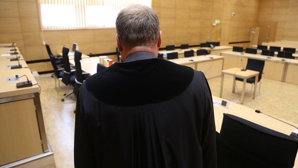 Herford/Bielefeld: JVA-Häftlinge wegen Quälereien vor Gericht