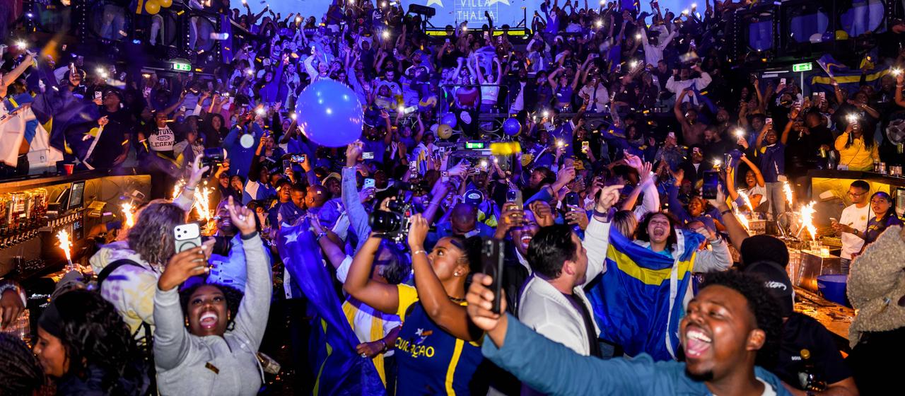 Curacao-Fans bejubeln erste WM-Teilnahme jemals in Rotterdamer Cafe