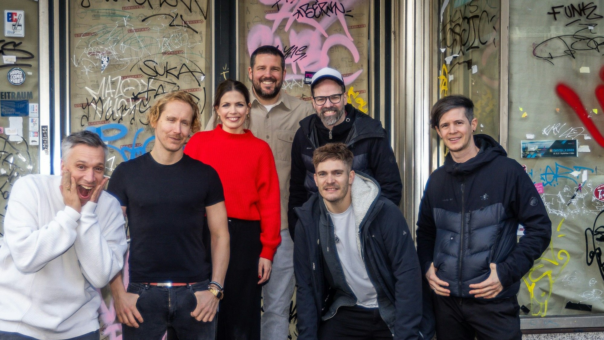 Auf der Aachener Straße in Köln soll das Brauhaus „Marie & Johann“ entstehen: Basti Campmann (v.l.n.r.), Flo Peil, Kim Gerstenberg, Till Riekenbrauk, Ena Schwiers, Nils Plum, Sebi Wagner.