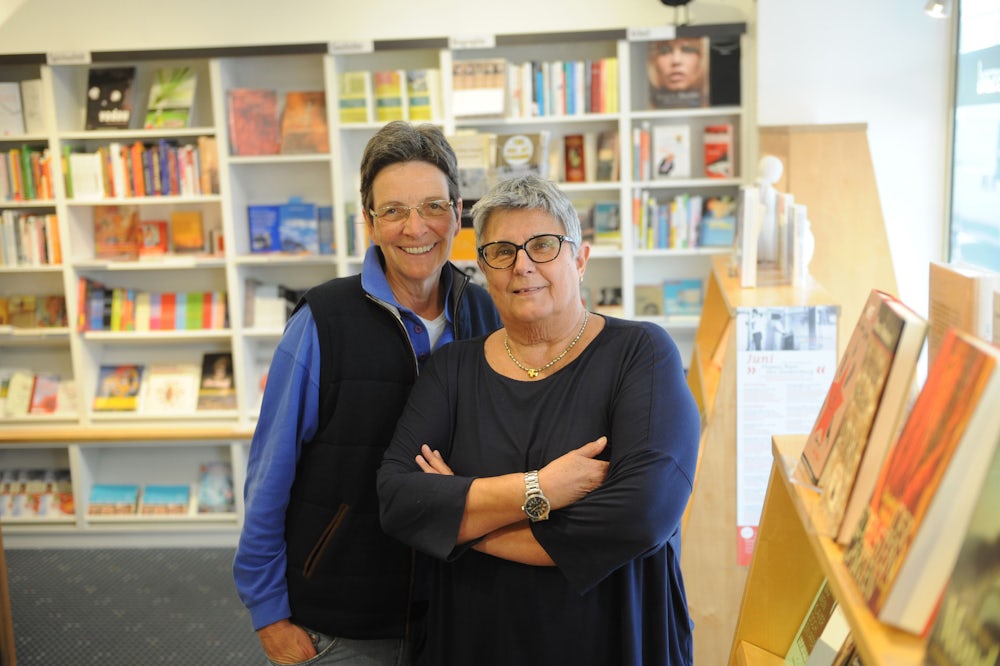 Mehr als vier Jahrzehnte führten  Andrea Gollbach (links) und Ursula Neubauer den Frauenbuchladen Lillemor ’ s in der Münchner Barerstraße, hier ein Bild aus dem Jahr 2016.