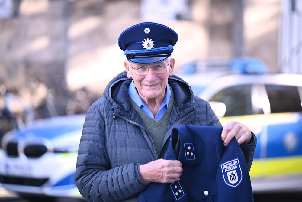 Walter Renner zeigt seine Uniform von der Stadtpolizei.