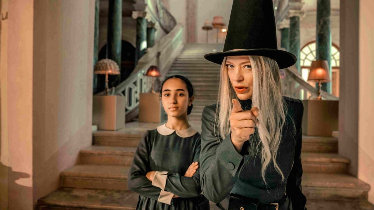 In einem so farbenfrohen Film sticht Heike Makatsch in ihrem grau-grauen Hexen-Ensemble natürlich besonders hervor…