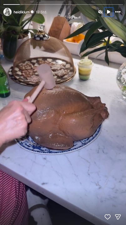 Heidi Klum genießt an Thanksgiving einen Truthahn ganz aus Schokolade