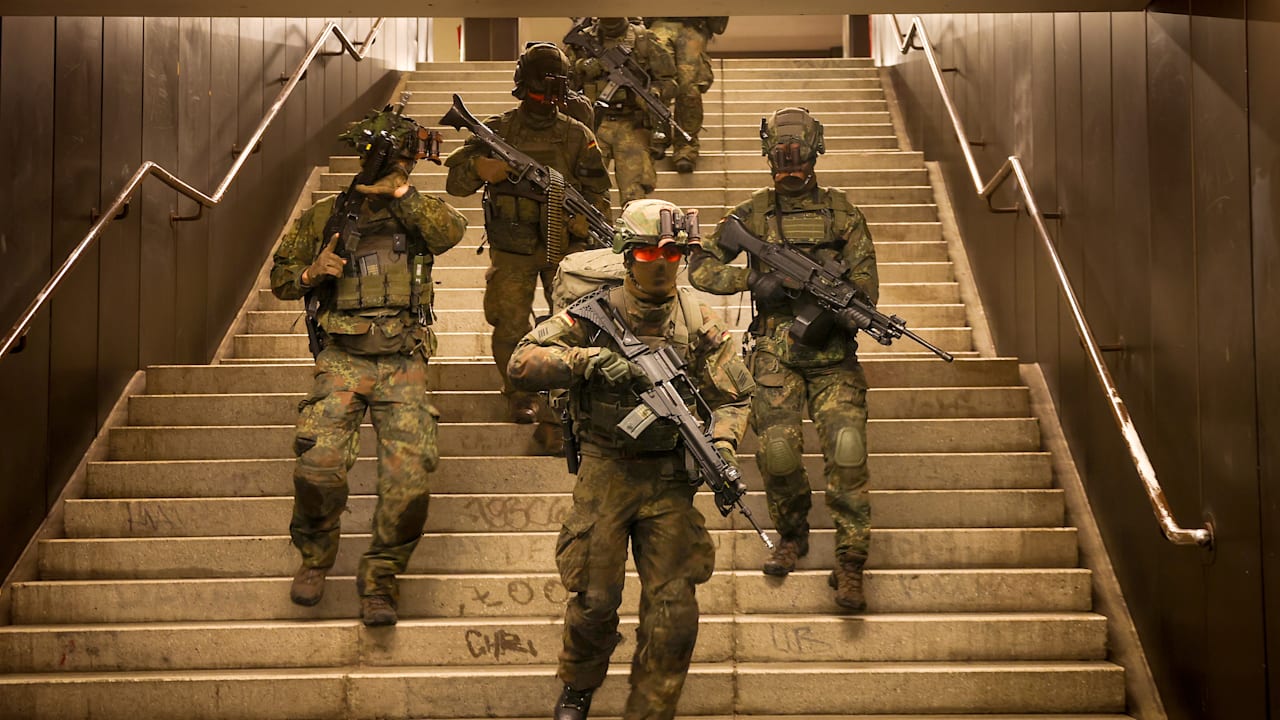 Bundeswehr-Training für den Ernstfall: Kämpfe in Berliner U-Bahn-Katakomben | Politik