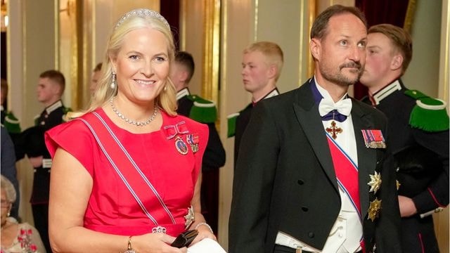 Mette-Marit versucht, mit ihrem Lächeln Haakons Trübsal zu überspielen