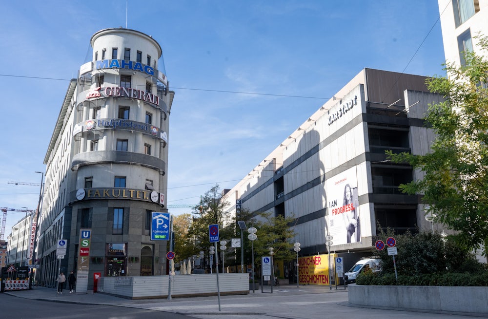 So schauen die Karstadt-Ruine und die Fußgängerzone vom Stachus gesehen derzeit aus...