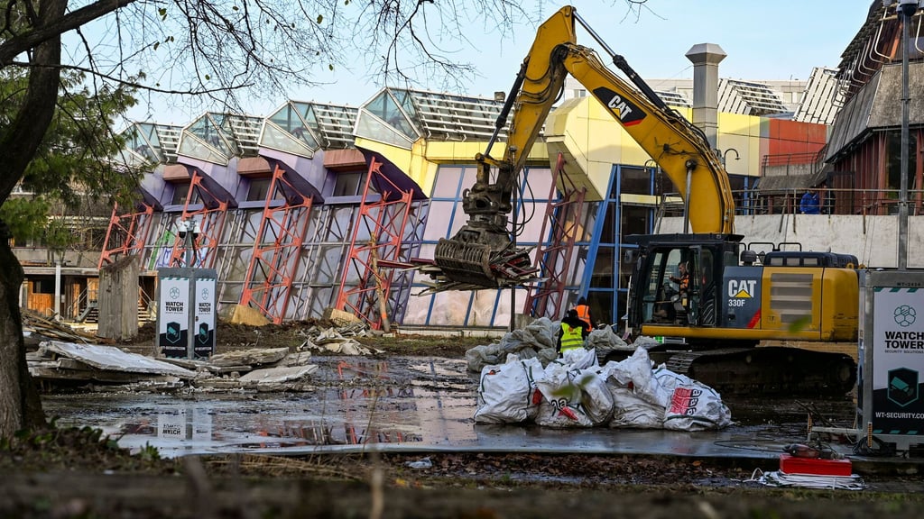 Baggerarbeiten am früheren Erlebnisbad SEZ haben begonnen