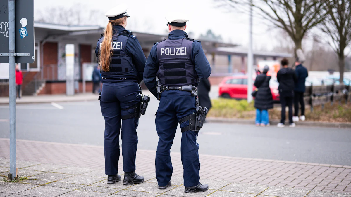 Polizistin ändert Geschlechtseintrag: Nur für die Beförderung? - Panorama