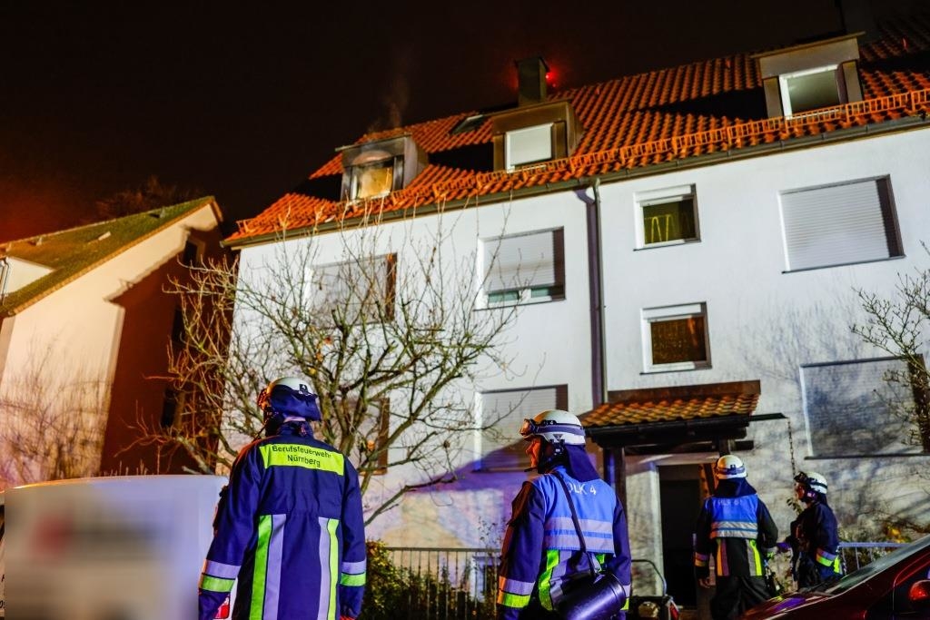 Dachstuhlbrand in Nürnberg: Zwei Menschen werden verletzt