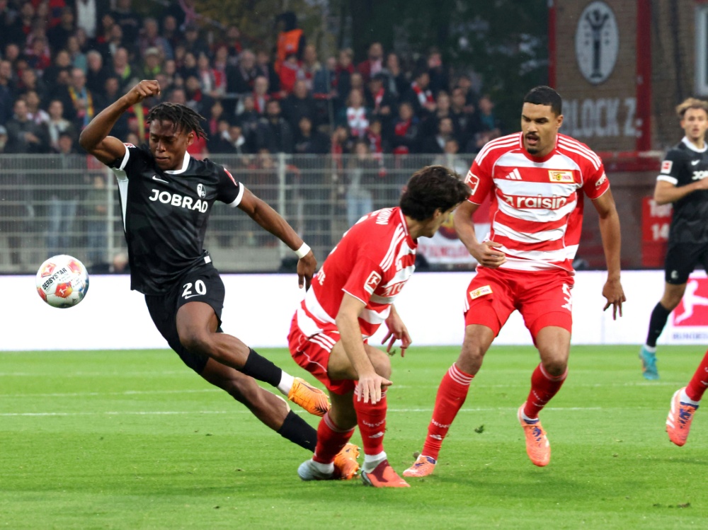 Freiburgs Adamu im Zweikampf (Foto: IMAGO/nordphoto GmbH/IMAGO/nordphoto GmbH/SID/Engler)