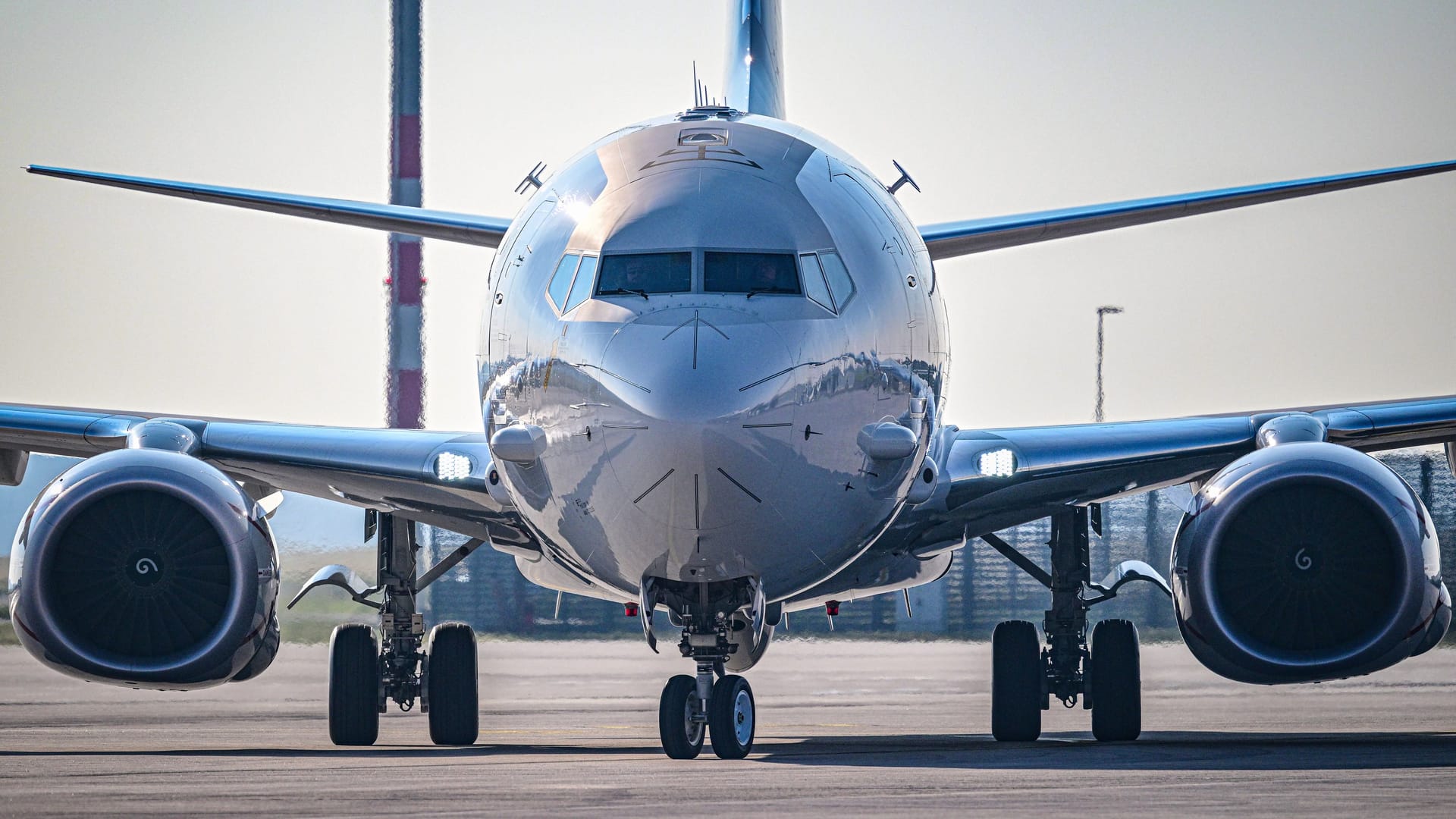 Das Größte, was die Luftwaffe derzeit zu bieten hat: Der Seeaufklärer vom P-8A Poseidon der Deutschen Marine wird künftig von Cuxhaven aus starten. Das Größte, was die Luftwaffe derzeit zu bieten hat: Der Seeaufklärer vom P-8A Poseidon der Deutschen Marine wird künftig von Cuxhaven aus starten.