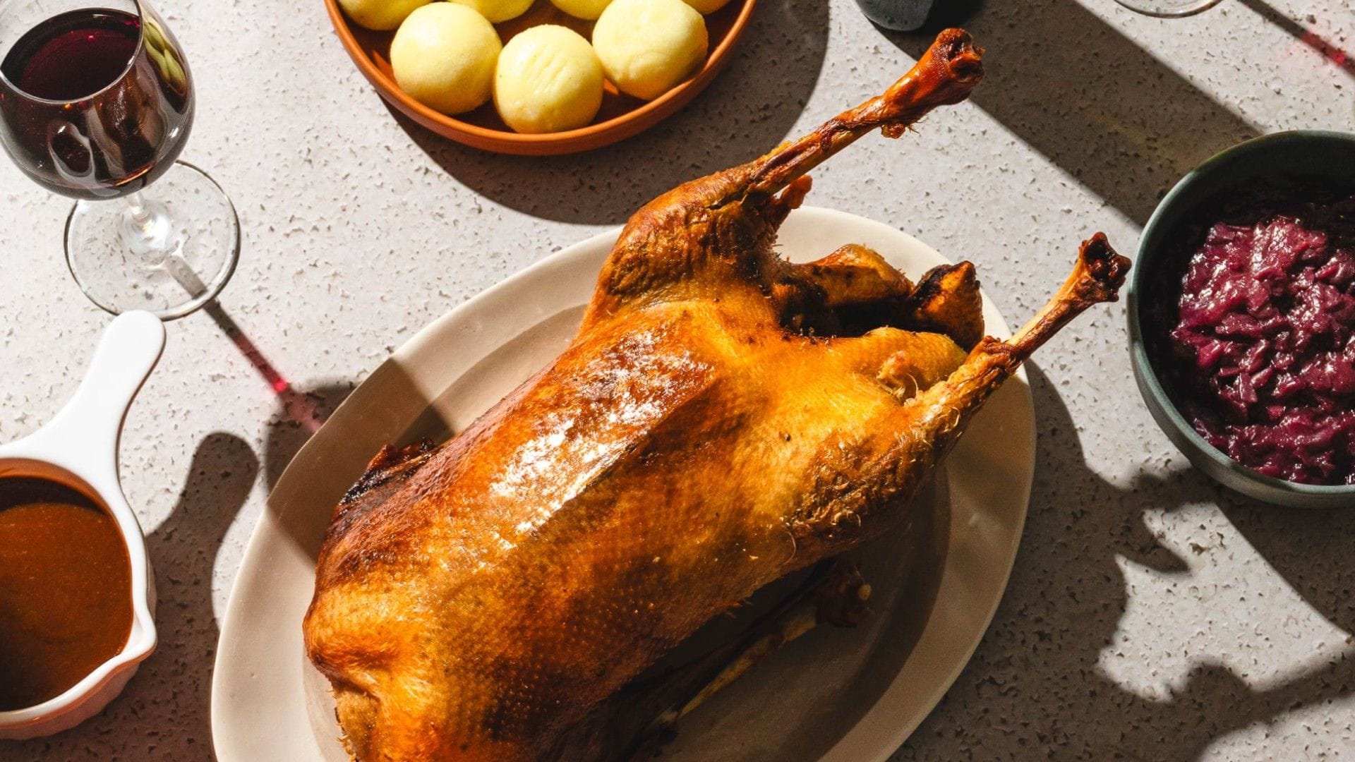 Das Hilton-Hotel in Berlin liefert eine Weihnachtsgans inklusive Beilagen deutschlandweit nach Hause. Das Hilton-Hotel in Berlin liefert eine Weihnachtsgans inklusive Beilagen deutschlandweit nach Hause.