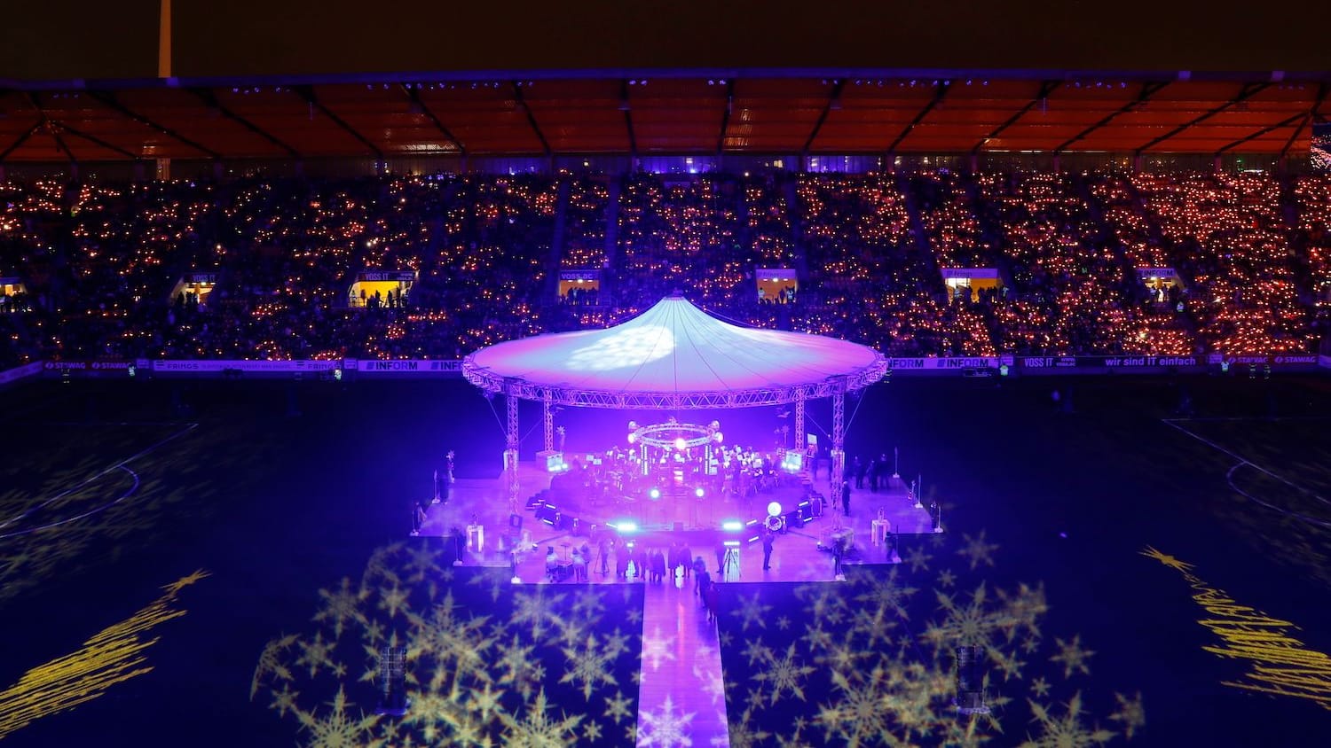 Das Weihnachtssingen auf dem Tivoli im vergangenen Jahr (Archivfoto): Das Event findet seit 2012 statt. Das Weihnachtssingen auf dem Tivoli im vergangenen Jahr (Archivfoto): Das Event findet seit 2012 statt.